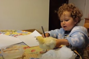 Un instante del vídeo compartido hace diez años por la propia familia.