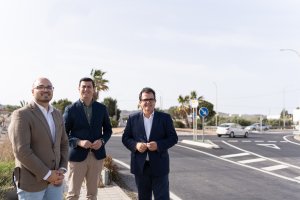 El concejal nijareño de Urbanismo, Manuel Herrero, el alcalde de Níjar, Francisco José Garrido, y el diputado de Fomento, Antonio J. Rodríguez.