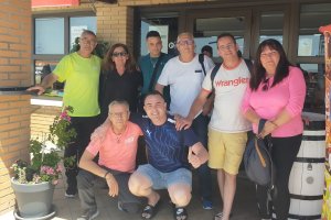 Internos con la subdirectora de la prisión, el capellán, un educador y un voluntario, en Despeñaperros.