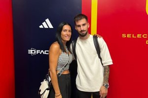 Álex Baena con su madre Sara en Granada tras debutar con la Selección Absoluta.