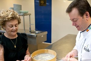 Manola Baraza y su hijo Antonio Carmona preparando una receta tradicional almeriense: Los Gurullos.