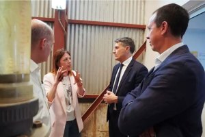 El delegado del Gobierno en Andalucía, Pedro Fernández, junto al subdelegado y personal de la PSA.