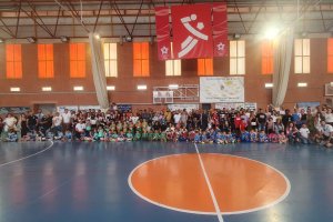 Foto de familia en la jornada de clausura en el José Cano de Vícar.