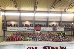 Foto de familia del club Purpurina en el pabellón de Roquetas de Mar.