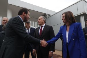 Saludo entre consejera y ministro.