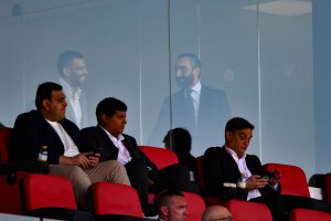 Los hombres de Turki en el palco del Estadio de los Juegos Mediterráneos donde se habla de todo, pero sobre todo del futuro del Almería en Segunda