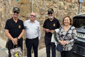 Arturo Hidalgo junto a Ángel Valero, su mujer y otro compañero en su visita a Mojácar.