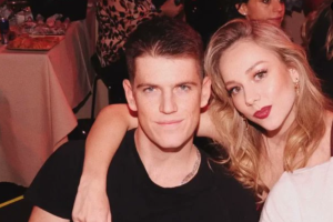 Miguel Bernardeau y Ester Expósito