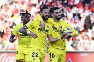 Álex Baena abrazando al 'Comandante' Morales.