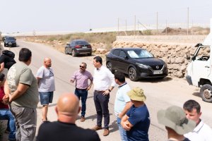 El alcalde de Níjar, José Francisco Garrido, acompañado por el concejal de Agricultura, Jesús Guerrero, en su visita a los agricultores.
