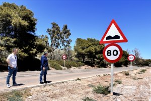 Alcalde y concejal de Obras y Servicios de Pulpí supervisando la nueva señalización.