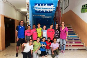 Alumnos y alumnas que hicieron el Erasmus junto a sus profesores.