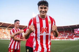 Paco Sanz con cara de felicidad tras debutar en Primera División.