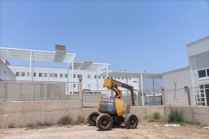 El suceso se ha producido durante la colocación de placas en el techado de este pasillo exterior.