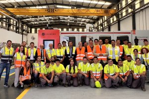 Fotografía de familia en las instalaciones de Cosentino.