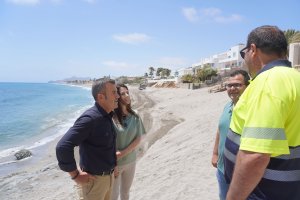 Alcalde y concejales en regeneración de la playa del Ancón.