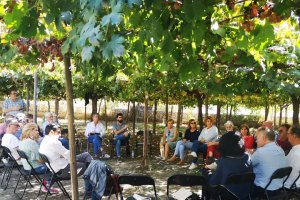 Reunión debajo de un parral de Terque entre colaboradores y el director del Museo en 2022.