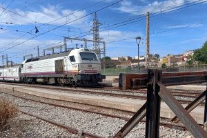 El Talgo IV descansando en Huércal-Viator con solo una locomotora 334 en cabeza.