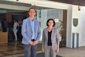 El subdelegado con la director del Parador de Mojácar.