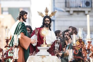 Imagen de archivo de la Santa Cena con el Santísimo en el altar de la Puerta de Purchena.