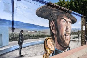 Clint Eastwood en la plaza del Barranquillo con Lee Van Cleef detrás en homenaje a la 'Trilogía del Dólar'.