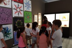 Desde edades tempranas visitar una exposición es una experiencia enriquecedora para toda la familia.