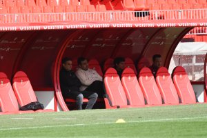 El asesor Joao Gonçalves en el banquillo del Estadio el día del primer entrenamiento de Pepe Mel en el equipo.