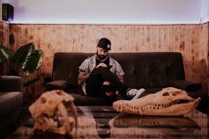 Rodrigo Gálvez en el estudio de tatuajes Inkbro.