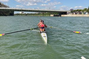 Sara Naboni y su compañera.