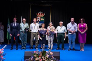 Foto de familia de los homenajeados, junto con las autoridades políticas..