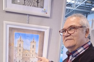 Ángel Sanz Ortiz, con una de sus obras.