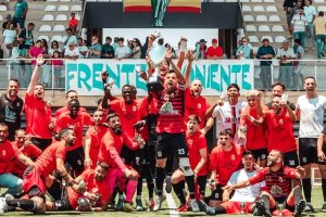 El Cuevas levantando el título de campeón en campo rival.