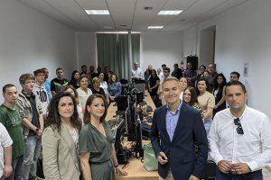 El delegado territorial de Empleo, Amós García y la alcaldesa de Albox en el encuentro con los alumnos.