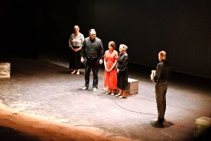 Una de las escenas de 'Bodas de sangre' de la Escuela Municipal de Teatro de Roquetas.
