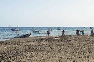 Embarcaciones en una playa de Cabo de Gata.