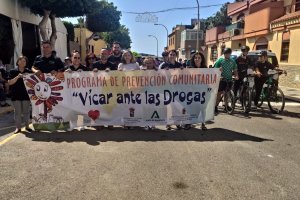 Los participantes posan con una pancarta.