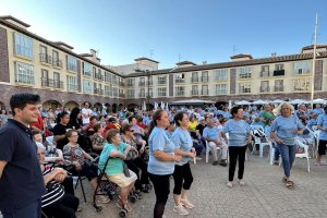 Así de concurrido lucía el taller de gimnasia para mayores el verano anterior en la localidad huercalense.
