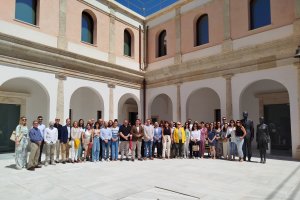 Foto de familia de los participantes en el encuentro