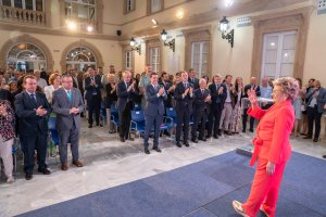 Manola Baraza, genio y figura, agradeciendo desde el estrado la distinción recibida por la Diputación.