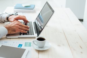 Nuevas ofertas de empleo para personal de envasado y peones agrícolas en Almería.