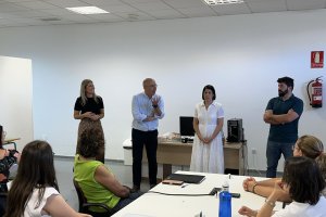 El alcalde huercalense y la concejal de Empleo y Comercio visitan a los alumnos.