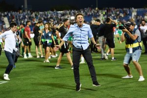 Rubi levitando tras el ascenso del Almería a Primera División.
