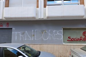 La sede del PSOE de El Ejido ha sido objeto ahora del lanzamiento de huevos.