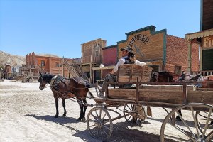 Un carruaje preparado para una de los espectáculos en vivo que se hacen en el poblado del viejo oeste.