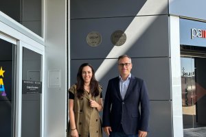 Nadia Fernandes, gerente del Centro Comercial Torrecárdenas, y Antonio Urdiales Matilla, concejal delegado de área de Sostenibilidad Medioambienta