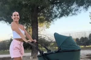 Cristina Pedroche paseando con su bebé.