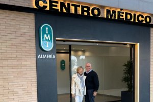 El Dr. Chéchile y Gabriela Galarraga, responsable de Klinike en el centro IMT en Almería.