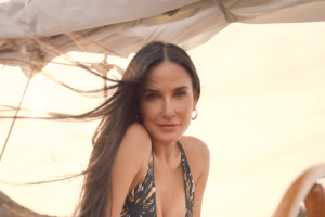 Demi Moore posando en bikini