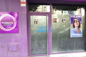 Imagen de la sede de Podemos Almería tras los actos vandálicos.