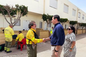 Francisco José Garrido, alcalde de Níjar, en el puesto de mando que controla el operativo contra los incendios.